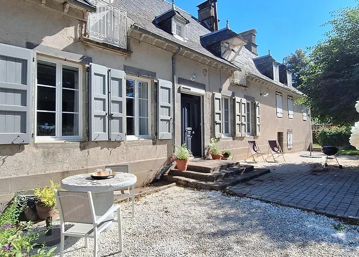 Grand Gite Familial 5 Chambres A Ally, Dans Le Cantal A Cote De Salersの写真