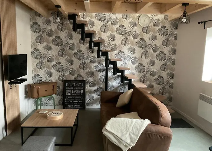 Фото Petite Maison De Village A Saint Bonnet Pres Riom